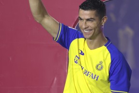 爱游戏官方C罗在利物浦比赛中重返赛场，夺冠引发热议！赢得满堂喝彩(c罗进过利物浦几个球)