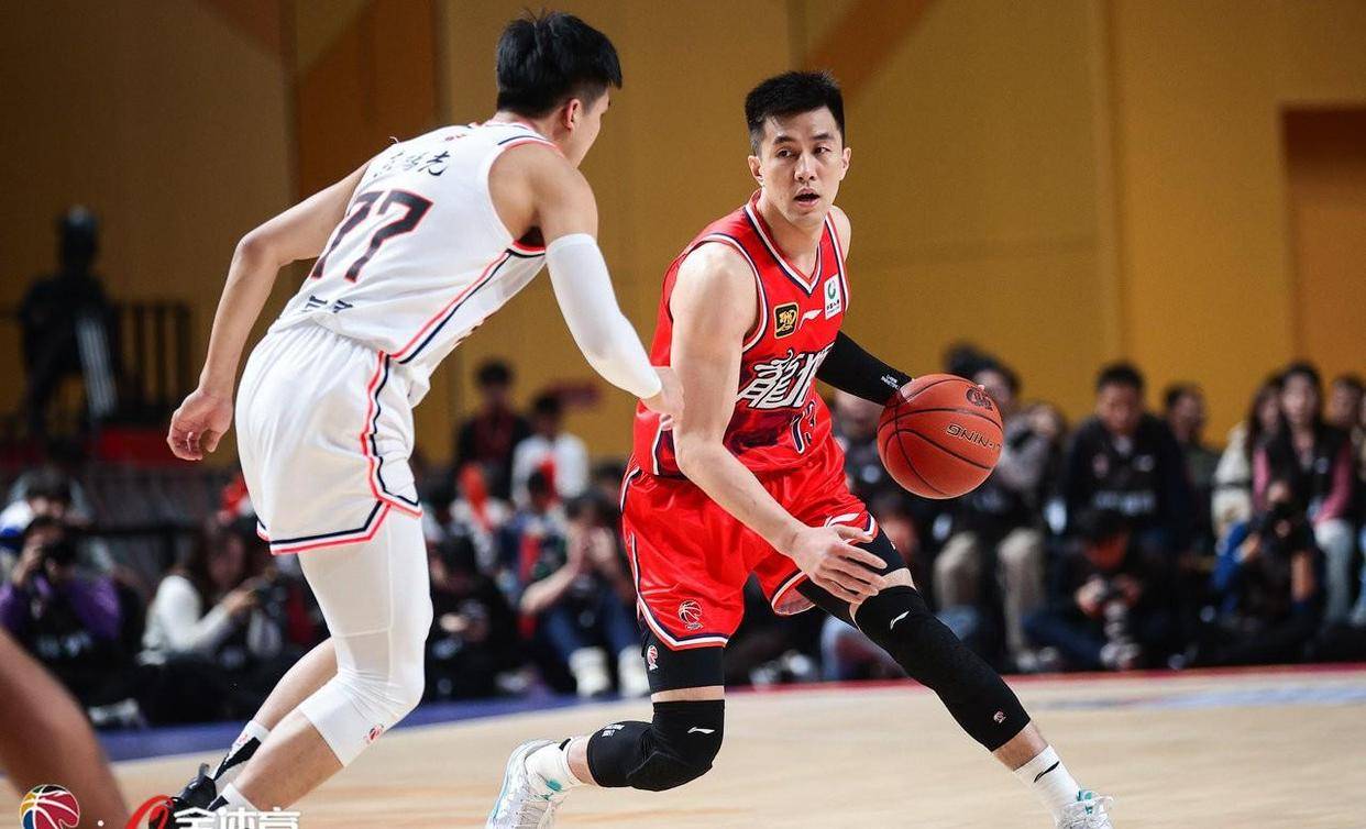 关于关键时刻CBA常规赛焦点战，马赛内部沟通，气氛紧张，更衣室氛围转暖的信息