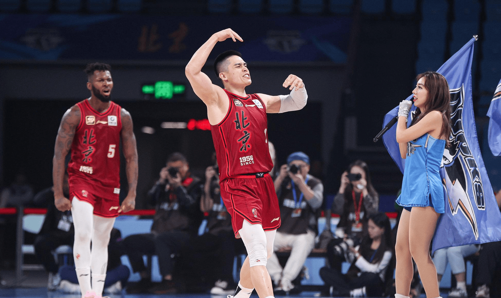 关于关键时刻CBA常规赛焦点战，马赛内部沟通，气氛紧张，更衣室氛围转暖的信息